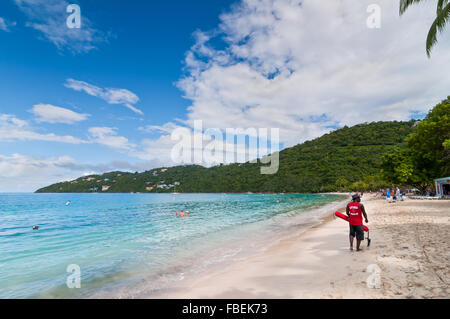 Une croix rouge lifeguard est de patrouiller les Magens Bay Beach, St.Thomas Banque D'Images