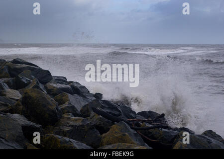 Vagues s'écrasant sur les rochers à Lyme Regis dans Dorset Banque D'Images