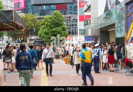 Tokyo Japon foules rush déménagement marche dans le domaine de la gare de Shibuya occupé Passage Shilbuya avec les habitants se précipitant partout dans le d Banque D'Images
