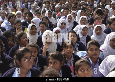 Dhaka, Bangladesh. 15 Jan, 2016. L'École du Bangladesh élève participe au programme des gagnants d'un concours de lecture de livres organisée par Bishwo Shahitto World-Literature Les Centre) à Ramna Park à Dhaka, au Bangladesh. Le 15 janvier 2016, 40 000 élèves de différentes écoles de Dhaka division a participé au programme des gagnants d'un concours de lecture de livres organisée par Bishwo Shahitto World-Literature Les (Centre) à Ramna Park à Dhaka, au Bangladesh. Le 15 janvier 2016 Credit : Mamunur Rashid/Alamy Live News Banque D'Images