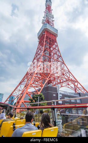 Tokyo Japon double decker bus touristique dans le centre-ville en prenant des photos de la tour de radio de la Tour de Tokyo Banque D'Images
