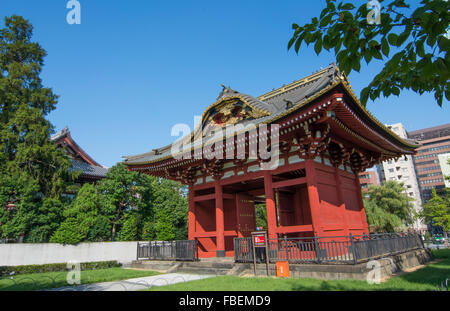 Tokyo Japon porte du temple Zojo-ji dans le quartier de Shiba, au centre-ville vue ville monument historique rouge Banque D'Images