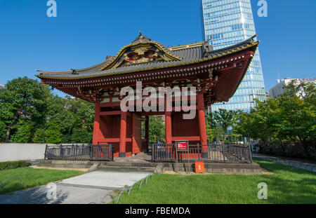 Tokyo Japon porte du temple Zojo-ji dans le quartier de Shiba, au centre-ville vue ville monument historique rouge Banque D'Images