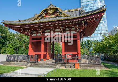 Tokyo Japon porte du temple Zojo-ji dans le quartier de Shiba, au centre-ville vue ville monument historique rouge Banque D'Images