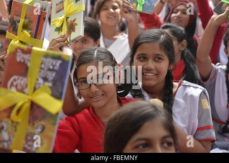 Dhaka, Bangladesh. 15 Jan, 2016. Étudiant de l'école du Bangladesh le lever leurs mains avec des livres au programme des gagnants d'un concours de lecture de livres organisée par Bishwo Shahitto World-Literature Les Centre) à Ramna Park à Dhaka, au Bangladesh. Le 15 janvier 2016, 40 000 élèves de différentes écoles de Dhaka division a participé au programme des gagnants d'un concours de lecture de livres organisée par Bishwo Shahitto World-Literature Les (Centre) à Ramna Park à Dhaka, au Bangladesh. Le 15 janvier 2016 Credit : Mamunur Rashid/Alamy Live News Banque D'Images