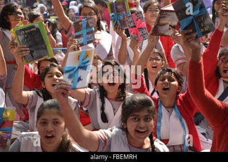 Dhaka, Bangladesh. 15 Jan, 2016. Étudiant de l'école du Bangladesh le lever leurs mains avec des livres au programme des gagnants d'un concours de lecture de livres organisée par Bishwo Shahitto World-Literature Les Centre) à Ramna Park à Dhaka, au Bangladesh. Le 15 janvier 2016, 40 000 élèves de différentes écoles de Dhaka division a participé au programme des gagnants d'un concours de lecture de livres organisée par Bishwo Shahitto World-Literature Les (Centre) à Ramna Park à Dhaka, au Bangladesh. Le 15 janvier 2016 Credit : Mamunur Rashid/Alamy Live News Banque D'Images