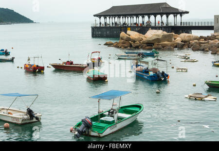 Hong Kong Chine Stanley village vieux bateaux de pêche de la crevette dans le port et du quai Banque D'Images