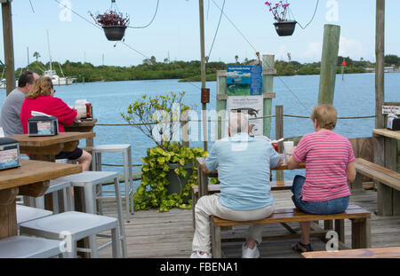 New Smyrna Beach Floride couples plus âgés dans un restaurant local appelé Dolphin View sur l'Intercoastal Waterway Banque D'Images