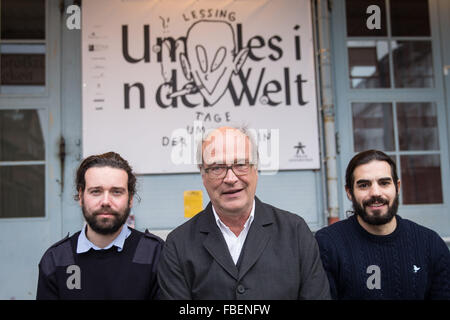 Hambourg, Allemagne. 15 Jan, 2016. Le directeur de la Thalia Theater, Joachim Lux (M), l'écrivain syrien Mohammad al-Attar (r) et Thomas Verstraeten (l) de la compagnie de théâtre belge FC Bergman poser après une conférence de presse sur le programme du festival "Lessingtage" 2016 à Hambourg, Allemagne, 15 janvier 2016. Le festival se tiendra à Hambourg du 23 janvier au 7 février 2016. Photo : CHRISTIAN CHARISIUS/dpa/Alamy Live News Banque D'Images