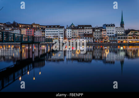 Rangée de maisons de la vieille ville de Zurich compte sur la Limmat la nuit,la Suisse. Banque D'Images