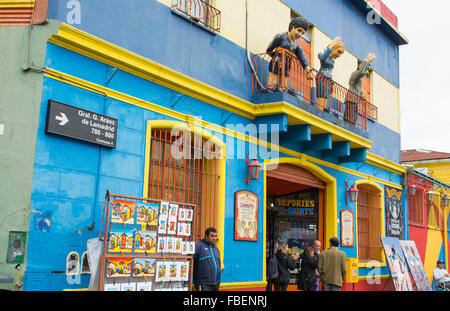 Argentine Buenos Aires La Boca rue colorés avec des peintures murales sur toiture du bâtiment Banque D'Images