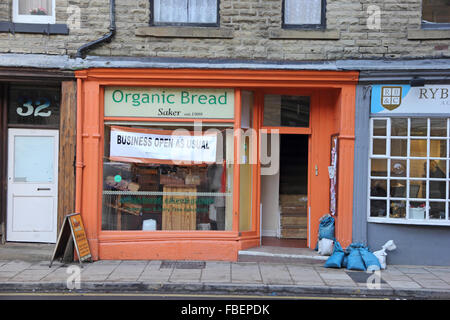 Hebden Bridge, Royaume-Uni. 15 janvier 2016. Réouverture de l'atelier de boulangeries suite à une inondation dans le pont Hebden Banque D'Images