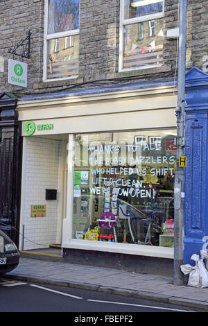 Hebden Bridge, Royaume-Uni. 15 janvier 2016. Réouverture de l'atelier Oxfam suite à une inondation dans le pont Hebden Banque D'Images