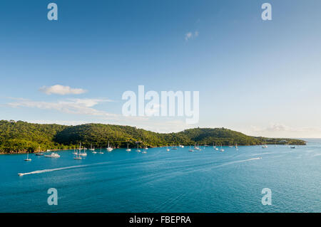 Voilier au large de la côte de l'île de l'eau, St Thomas, Îles Vierges Britanniques Banque D'Images