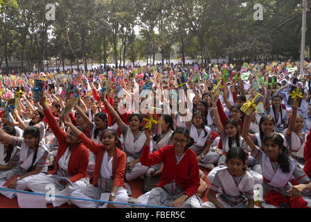 Dhaka, Bangladesh. 15 Jan, 2016. Étudiant de l'école du Bangladesh le lever leurs mains avec des livres au programme des gagnants d'un concours de lecture de livres organisée par Bishwo Shahitto World-Literature Les Centre) à Ramna Park à Dhaka, au Bangladesh. Le 15 janvier 2016, 40 000 élèves de différentes écoles de Dhaka division a participé au programme des gagnants d'un concours de lecture de livres organisée par Bishwo Shahitto World-Literature Les (Centre) à Ramna Park à Dhaka, au Bangladesh. Le 15 janvier 2016 Credit : Mamunur Rashid/Alamy Live News Banque D'Images