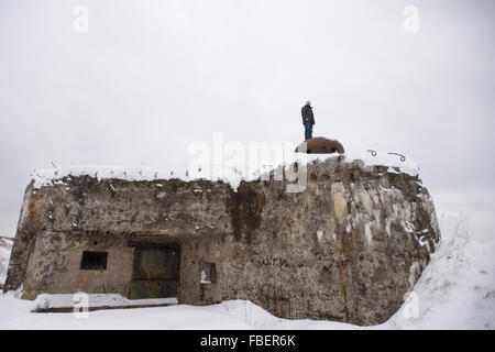 Jince, République tchèque. 15 Jan, 2016. Le ministre de la défense tchèque Martin Stropnicky (ANO) et Richard Brabec, ministre tchèque de l'environnement (se dresse sur le haut du bunker) a remis symboliquement l'ancien district militaire de Brdy à des représentants de la nouvelle protégée de Brdy (CHKO) aujourd'hui à Brdy, République tchèque, le 15 janvier 2016. © Michal Kamaryt/CTK Photo/Alamy Live News Banque D'Images