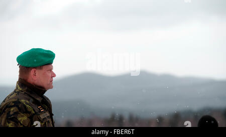 Jince, République tchèque. 15 Jan, 2016. Le ministre de la défense tchèque Martin Stropnicky (ANO) (non représenté) et Josef Becvar, chef d'état-major général des Forces armées de la République tchèque, a remis symboliquement l'ancien district militaire de Brdy à des représentants de la nouvelle protégée de Brdy (CHKO) aujourd'hui à Brdy, République tchèque, le 15 janvier 2016. © Michal Kamaryt/CTK Photo/Alamy Live News Banque D'Images