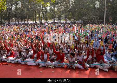 Dhaka, Bangladesh. 15 Jan, 2016. Étudiant de l'école du Bangladesh le lever leurs mains avec des livres au programme des gagnants d'un concours de lecture de livres organisée par Bishwo Shahitto World-Literature Les Centre) à Ramna Park à Dhaka, au Bangladesh. Le 15 janvier 2016, 40 000 élèves de différentes écoles de Dhaka division a participé au programme des gagnants d'un concours de lecture de livres organisée par Bishwo Shahitto World-Literature Les (Centre) à Ramna Park à Dhaka, au Bangladesh. Le 15 janvier 2016 Credit : Mamunur Rashid/Alamy Live News Banque D'Images