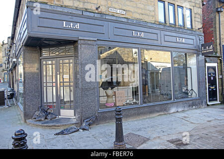 Hebden Bridge, Royaume-Uni. 15 janvier 2016. Flood endommagé Ladies Fashion shop, Pont Hebden Banque D'Images