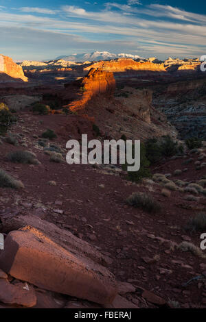 Les falaises de grès du waterpocket fold de Capitol Reef National Park, Utah brille la lumière chaude de Sunset Point. Banque D'Images