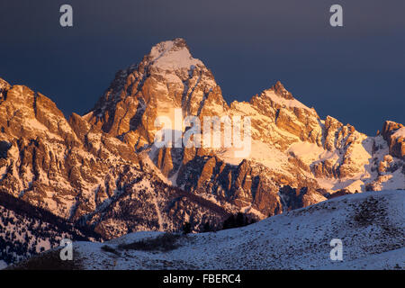 Les pauses de la lumière du soleil à travers les nuages pour illuminer le Grand Teton et Teewinot Blacktail Butte derrière à Grand Teton National Park Banque D'Images