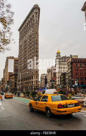 NY taxi sous le Flatiron Building. New York Banque D'Images
