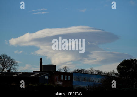 Tayside, Dundee, Écosse, Royaume-Uni, le 15 janvier 2016. Météo France : Grand pyrocumulus nuage en forme de champignon sur les toits de Dundee produisant un effet d'explosion nucléaire. © Dundee Photographics / Alamy Live News. Banque D'Images