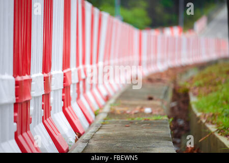 Les barrières érigées le long de la route en cours de construction. Banque D'Images