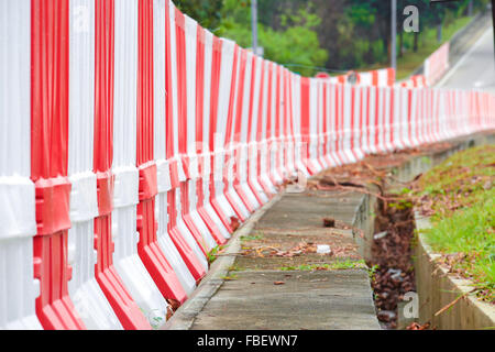 Les barrières érigées le long de la route en cours de construction. Banque D'Images