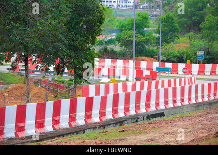 Les barrières érigées le long de la route en cours de construction. Banque D'Images