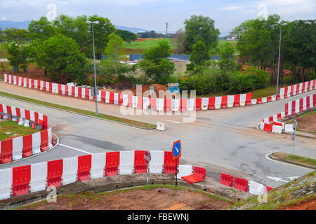 Les barrières érigées le long de la route en cours de construction. Banque D'Images