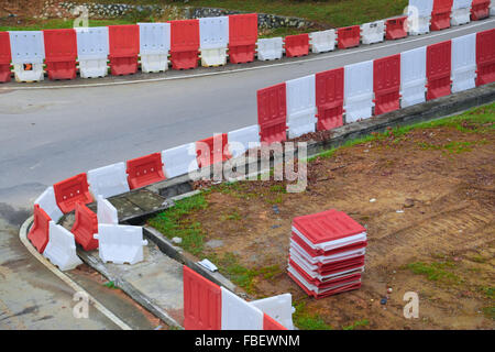 Les barrières érigées le long de la route en cours de construction. Banque D'Images