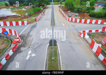 Les barrières érigées le long de la route en cours de construction. Banque D'Images