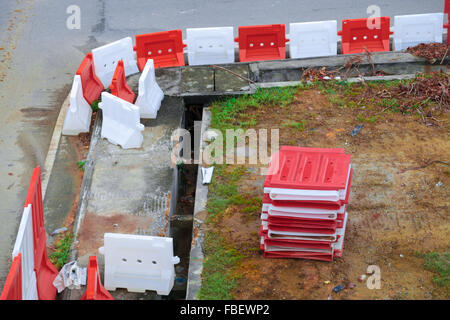 Les barrières érigées le long de la route en cours de construction. Banque D'Images