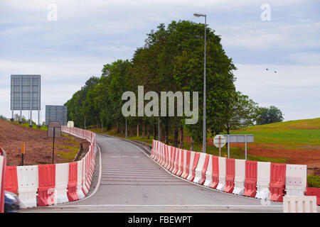 Les barrières érigées le long de la route en cours de construction. Banque D'Images