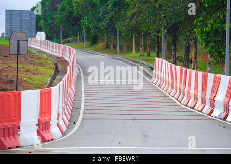 Les barrières érigées le long de la route en cours de construction. Banque D'Images