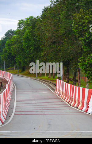 Les barrières érigées le long de la route en cours de construction. Banque D'Images