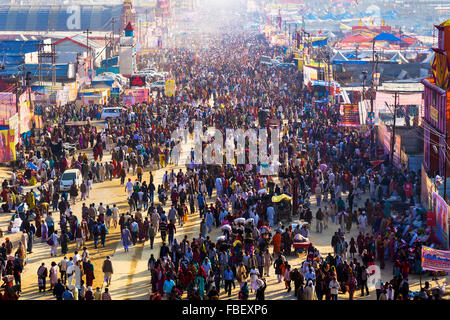 Foule au festival Kumbh Mela, le plus grand rassemblement religieux, à Allahabad, Uttar Pradesh, Inde. Banque D'Images