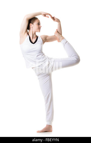 Portrait de jeune modèle fitness sportswear blanc en faisant du yoga ou de pilates, formation nataradjasana (Pos, Shiva Banque D'Images