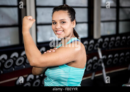 Femme enceinte montrant les muscles Banque D'Images