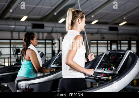 Les femmes sur des tapis roulants Banque D'Images