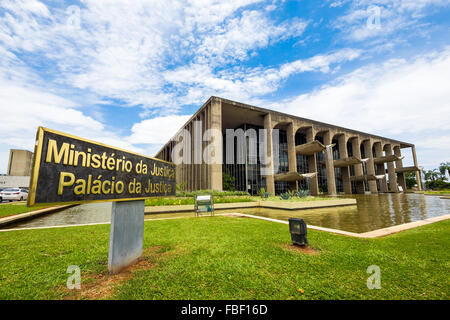 Bâtiments du ministère de la Justice, conçu par le célèbre architecte Brésilien Oscar Niemeyer, à Brasilia, capitale du Brésil. Banque D'Images