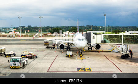 Avion stationné à l'aéroport de Brasilia, capitale du Brésil. Banque D'Images