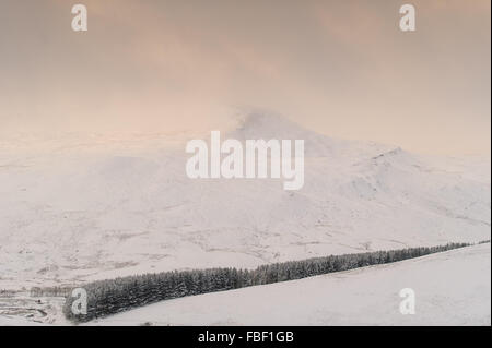 Powys, Pays de Galles. 15 janvier 2016. La neige recouvre une grande partie du parc national de Brecon Beacons. Sur la photo : Golden sunrise light hits une montagne couverte de neige dans les Brecon Beacons. Credit : Polly Thomas/Alamy Live News Banque D'Images