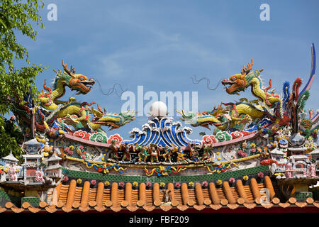 Cadre coloré et richement décoré de toit du temple décoré avec de l'eau dragons. Banque D'Images