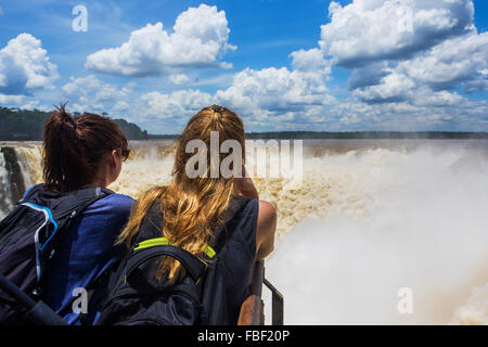 Les touristes à la recherche en vue de la Gorge du Diable, la plus grande cascade de chutes d'Iguaçu, à la frontière de l'Argentine et le Brésil. Banque D'Images