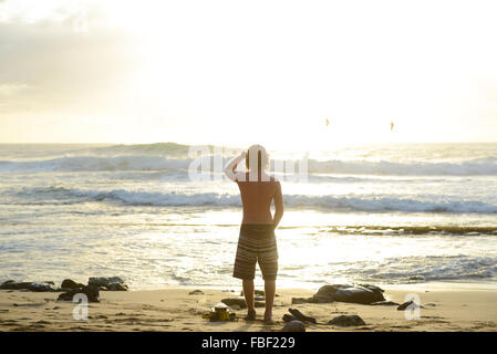 Silhouette d'hommes regardant le coucher du soleil à Maria's Beach. Rincon, Puerto Rico. USA territoire. L'île des Caraïbes. Banque D'Images