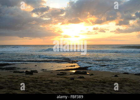 Coucher de soleil à couper le souffle de Maria's Beach. Rincon, Puerto Rico. USA territoire. L'île des Caraïbes. Banque D'Images