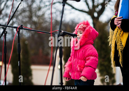 L'UKRAINE. LVIV - le 14 janvier 2016 : crèche de Noël parade des enfants sur journée d'hiver. Banque D'Images
