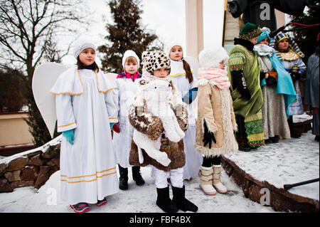 L'UKRAINE. LVIV - le 14 janvier 2016 : crèche de Noël parade des enfants sur journée d'hiver. Banque D'Images